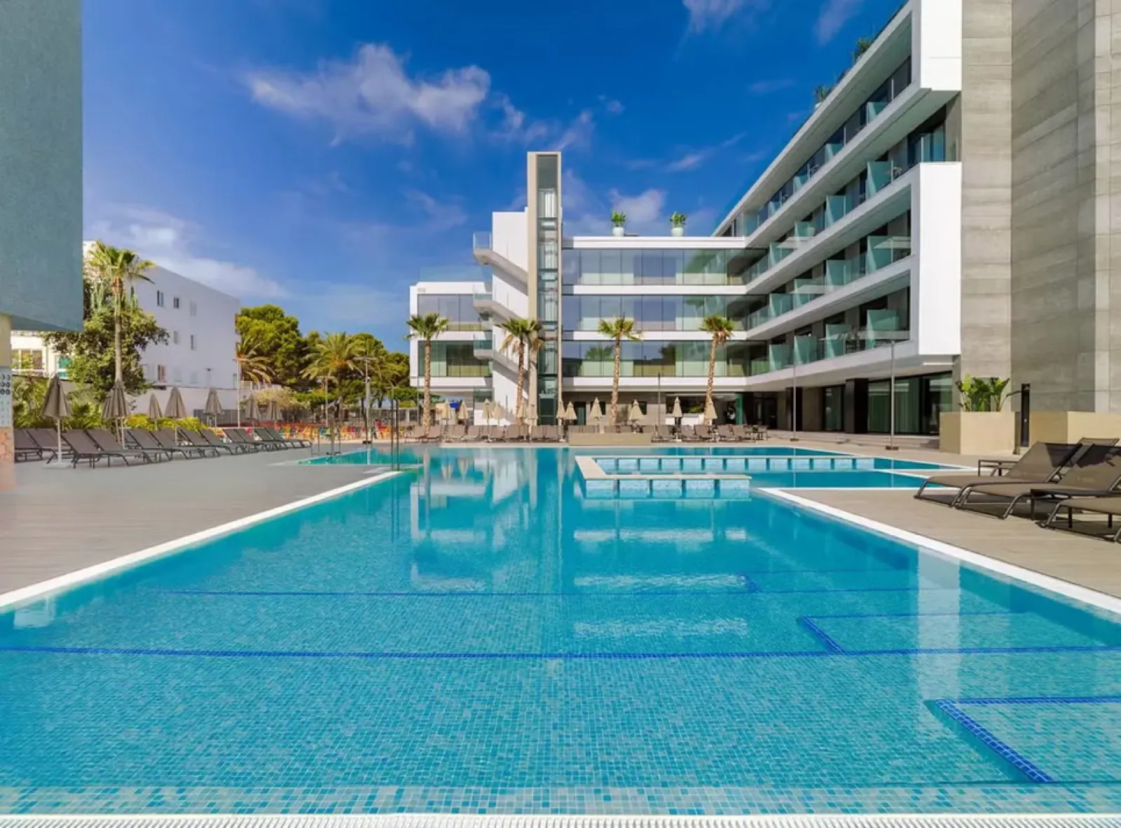 Piscina y edificio del H10 Casa del Mar en Santa Ponsa